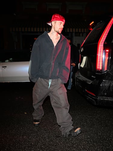 Justin Bieber sale de Lucali Pizza en Brooklyn el 6 de febrero de 2025 en la ciudad de Nueva York.