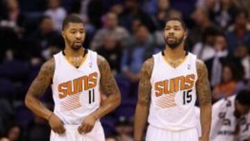 Markieff y Marcus Morris, en un partido de los Phoenix Suns la temporada pasada.