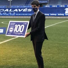 El Alavés presenta el sello de Correos conmemorativo del Centenario del club