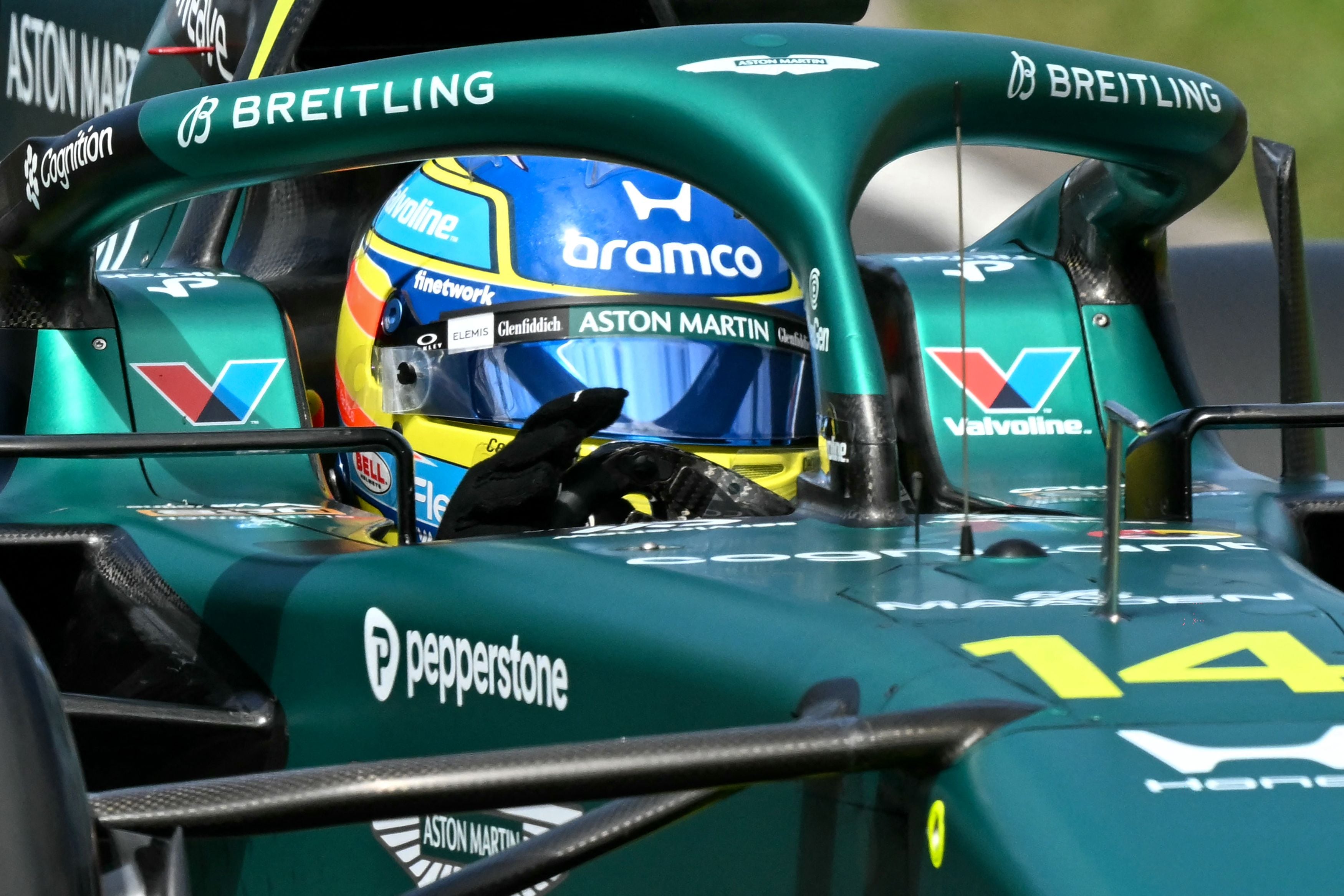 Alonso sostiene a Aston: “Ganamos dos segundos solo por rodar”