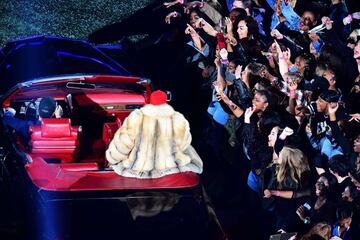 Mientras el cielo se iluminaba con la palabra "Love", Big Boi hizo una gran entrada, llegó al escenario en coche.