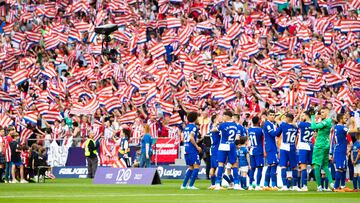 Los jugadores del Atlético agradecen el apoyo a su afición.