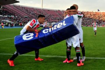 Fútbol, Palestino v Colo Colo.
Decimotercera fecha, Campeonato de Apertura 2015.
El jugador de Palestino Cesar Cortes, centro, celebra con sus compañeros el gol contra Colo Colo durante el partido de primera división en el estadio Nacional de Santiago, Chile.