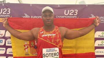 El atleta español Yasiel Sotero con la bandera.
