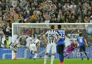 El jugador de Juventus Arturo Vidal anota un penalti contra Mónaco , durante un partido de cuartos de final de la Liga de Campeones