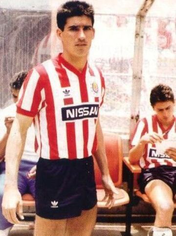 Fue jugador de los rojiblancos en dos etapas distintas, mismas en las que completó más de una década en total.