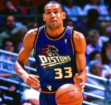 Los Pistons post-Isiah Thomas sufrieron mucho, e hicieron sufrir a sus aficionados no sólo con su juego, sino con su ropa. Esta camiseta que viste un jovencísimo Grant Hill ha sido considerada muchas veces como una de las más feas de todos los tiempos.