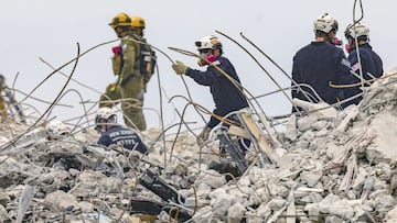 Los miembros del equipo de b&uacute;squeda y rescate excavan en el campo de escombros del condominio frente al mar de 12 pisos, Champlain Towers South a lo largo de Collins Avenue en Surfside, Florida, el mi&eacute;rcoles 7 de julio de 2021. 