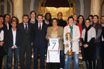 Recepcion en el Ayuntamiento de Valencia al Ros Casares como ganadoras de la Copa de la Reina de baloncesto femenino.