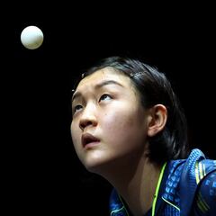 Chen Meng parece controlar la bola con la mirada
