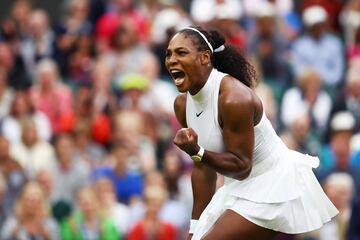 La trayectoria de Serena Williams se resume en varios t¨ªtulos conseguidos. Durante su carrera ha tenido momentos de gloria como en el a?o 1999 cuando con apenas 17 a?os gan¨® 5 t¨ªtulos (Par¨ªs, Indian Wells, Manhattan Beach, Abierto de Estados Unidos y la Grand Slam Cup). Aun as¨ª, su mejor a?o fue el 2002, donde gan¨® tres Grand Slams seguidos: Roland Garros, Wimbledon y el Abierto de Estados Unidos. Logr¨® vencer 8 de los 11 torneos a los que se present¨®, con un balance de 56 victorias y solo 5 derrotas, convirti¨¦ndose en n¨²mero 1 del mundo durante 57 semanas consecutivas. Sigui¨® cosechando t¨ªtulos, aunque en 2004 fue un a?o muy duro debido a sus lesiones, renunciando al Abierto de Australia por un problema en la rodilla. Incluso m¨¢s adelante cuando volvi¨® de nuevo a la pista, en un torneo en San Diego se tuvo que retirar por una lesi¨®n en la rodilla izquierda. No gan¨® ning¨²n Grand Slam. En los a?os 2005 y 2006, Serena Williams dedic¨® mucho m¨¢s tiempo a la moda e incluso particip¨® menos en los torneos. Sali¨® del top-50 del ranking del mundo por primera vez en muchos a?os. Un sinf¨ªn de partidos y torneos ganados hasta el 2017, donde anunci¨® que estaba embarazada y tuvo que perderse el resto de la temporada. El a?o pasado, Serena Williams tuvo una lesi¨®n de los isquiotibiales en Wimbledon cuando jug¨® ante la bielorrusa, Aliaksandra Sasn¨®vich. No pudo terminar el partido, renunci¨® al Abierto de Estados Unidos en agosto y dio por terminada la temporada durante ese a?o.