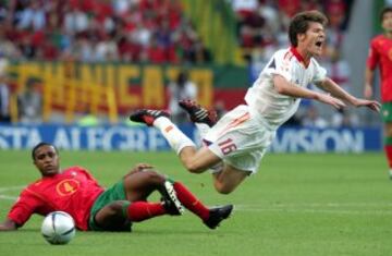 Xabi Alonso en el partido de la fase de grupos contra Portugal en la Eurocopa de 2004. España volvió a casa tras este partido.