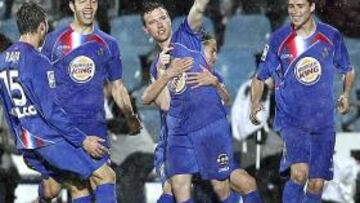 <b>LA FIGURA. </b>Mané, puño en alto, celebra el 2-0, marcado por él de falta. Le agarra Cortés y acuden Rafa, Miku y Manu.