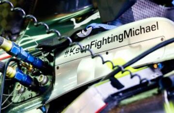 Mensaje de apoyo de Nico a su ex-compañero de equipo y compatriota Michael Schumacher tras su accidente en el que se lee 'Keep Fighting Michael' (Sigue luchando, Michael)
