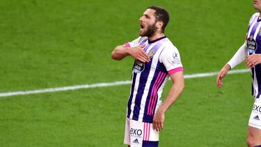 BILBAO, SPAIN - APRIL 28: Shon Weissman of Real Valladolid celebrates after scoring their side's second goal during the La Liga Santander match between Athletic Club and Real Valladolid CF at Estadio de San Mames on April 28, 2021 in Bilbao, Spain. Sporti
