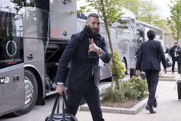 Benzema saluda a su llegada. 