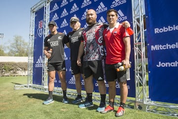 Jugadores de el equipo de rugby neozelandés All Blacks participan en una actividad extraeportiva con los jugadores de el equipo Universidad de Chile en el CDA.