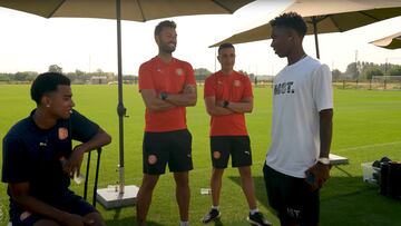 Yaser Asprilla conoce a sus compañeros en el primer dia con el Girona de España.