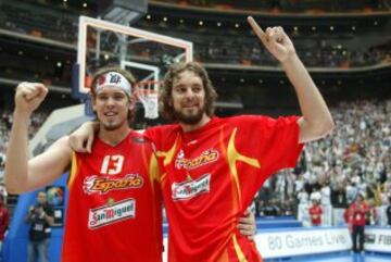 Los hermanos Gasol celebran la victoria.