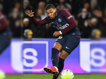 Paris Saint-Germain&#039;s French forward Kylian MBappe kicks the ball during the French Ligue 1 football match between Paris Saint-Germain and Lille at the Parc des Princes stadium in Paris on December 9, 2017. / AFP PHOTO / FRANCK FIFE