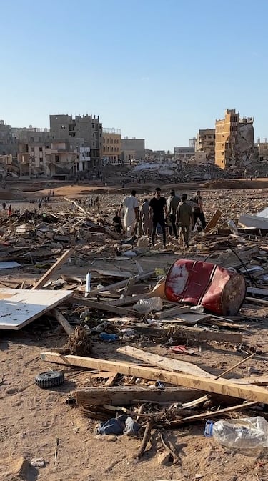 Cientos de personas buscan entre los escombros posibles víctimas. El ministro de aviación civil, Hichem Chkiouat, aseguró a Reuters que “hay cuerpos por todas partes: en el mar, en los valles, bajo los edificios”.