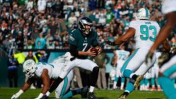 Sam Bradford se lesionó en el partido entre Eagles y Dolphins.