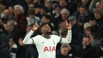 Emerson Royal, jugador del Tottenham, celebra su gol contra el West Ham.