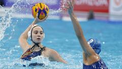 Doha (Qatar), 16/02/2024.- Elena Ruiz Barril (L)  of Spain  in action against Eleftheria Plevritou (R) of Greece during the women's Water Polo 3rd place match between Spain and Greece at the FINA World Aquatics Championships in Doha, Qatar, 16 February 2024. (Grecia, España, Catar) EFE/EPA/MOHAMED MESSARA
