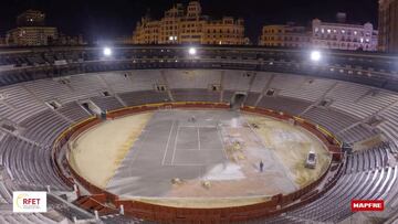 Brutal: as¨ª se convierte una plaza de toros en una pista de tenis