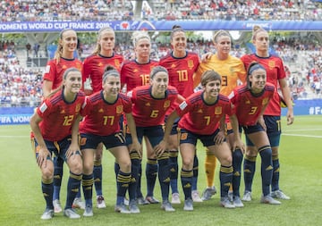 Fila de arriba de izquierda a derecha: Torrecilla, Irene Paredes, Mapi Le¨®n Jenni Hermoso, Sandra Pa?os Alexia Putellas.
Fila de abajo de izquierda a derecha: Patri Guijarro, Luc¨ªa Garc¨ªa, Vicky Losada, Marta Corredera y Leila.