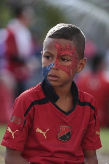 Hinchas del Medellín prendieron la fiesta del fútbol colombiano en los alrededores del Atanasio Girardot.