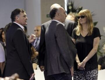 El ex seleccionador nacional, José Antonio Camacho (i), se dispone a dar el pésame a la hija del presidente de honor del Real Madrid, Alfredo Di Stéfano, Sofía Di Stéfano (d), en la capilla ardiente instalada en el palco de honor del Santiago Bernabéu.