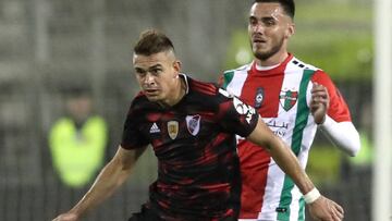 CDA018. SANTIAGO (CHILE), 24/04/2019.- Rafael Santos Borré (i) de River disputa el balón con Luis Enrique Del Pino (d) de Palestino este miércoles durante un partido del grupo A de la Copa Libertadores, en el estadio Monumental de Santiago (Chile). EFE/ Alberto Valdés