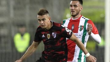 CDA018. SANTIAGO (CHILE), 24/04/2019.- Rafael Santos Borr&eacute; (i) de River disputa el bal&oacute;n con Luis Enrique Del Pino (d) de Palestino este mi&eacute;rcoles durante un partido del grupo A de la Copa Libertadores, en el estadio Monumental de Santiago (Chile). EFE/ Alberto Vald&eacute;s