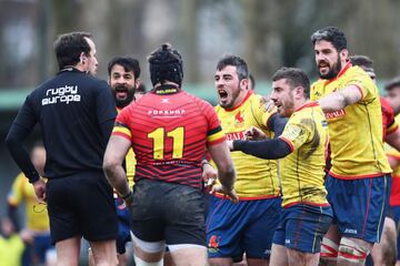 La Selección tuvo que sufrir  un arbitraje tremendamente parcial. Vlad Iordachescu minó la moral de los españoles desde el minuto uno y ni siquiera tuvo el detalle de hacerlo con decoro,  al final de partido muchos jugadores se enfrentaron al árbitro