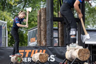 Deportistas de todo el mundo compiten en varias pruebas manejando diferentes herramientas para la madera como motosierras, hachas y sierras.