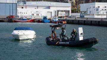 GRAFCAN8977. SANTA CRUZ DE TENERIFE (ESPA&Ntilde;A), 19/05/2021.--Agentes de la Guardia Civil remolcan la embarcaci&oacute;n del padre de Anna y Olivia, Tom&aacute;s G. que permanec&iacute;a atracada en las dependencias de la benem&eacute;rita en la D&aac