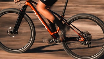 Ciclista pedaleando por un sendero con la nueva bicicleta Orbea Alma 2025.