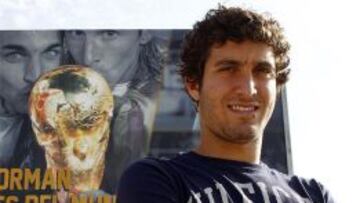 El centrocampista del Sevilla, José Gómez Campaña se perderá lo que resta de temporada tras lesionarse en un entrenamiento en su rodilla.