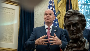 WASHINGTON (United States), 18/06/2025.- FIFA president Giani Infantino gestures during a meeting with US President Donald Trump and members of the Juventus soccer club in the Oval Office of the White House in Washington, DC, USA, 18 June 2025. EFE/EPA/KEN CEDENO / POOL