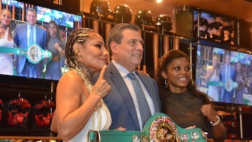 Mariana Juárez y Matsidisho ‘The Tiger’ Mokebisi posan con Mauricio Sulaimán.