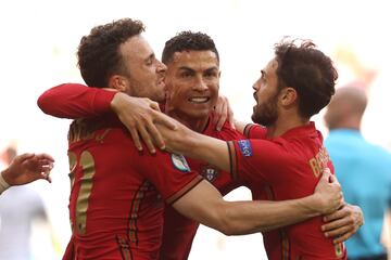 Cristiano Ronaldo celebrando su gol con sus compañeros 