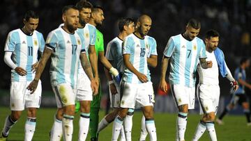 Players of Argentina leaves the field after the 2018 World Cup football qualifier match against Uruguay in Montevideo, on August 31, 2017. / AFP PHOTO / DANTE FERNANDEZ