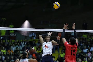 La Selección Colombia de Voleibol Femenino venció en sets corridos a Perú en el Coliseo El Salitre y definirá el cupo a los Juegos Olímpicos Tokio 2020 frente a Argentina.