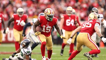 SANTA CLARA, CALIFORNIA - JANUARY 14: Deebo Samuel #19 of the San Francisco 49ers runs the ball against the Seattle Seahawks during the third quarter in the NFC Wild Card playoff game at Levi's Stadium on January 14, 2023 in Santa Clara, California.   Ezra Shaw/Getty Images/AFP (Photo by EZRA SHAW / GETTY IMAGES NORTH AMERICA / Getty Images via AFP)