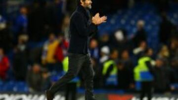 Quique Sánchez Flores aplaude al término del partido de Premier League entre Chelsea y Watford disputado en Stamford Bridge