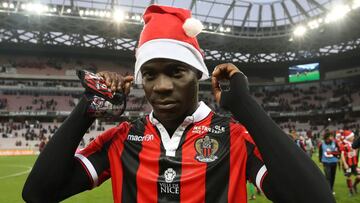 Nice's Italian forward Mario Balotelli, wearing a Santa Claus bonnet, walks on the pitch at the end of the French L1 football match Nice (OGCN) vs Dijon (DFCO) on December 18, 2016 at the Allianz Riviera stadium in Nice, southeastern France. / AFP PHOTO / VALERY HACHE