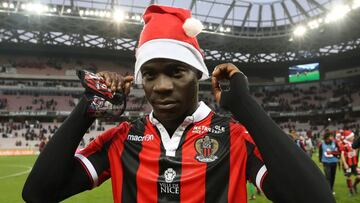 Nice&#039;s Italian forward Mario Balotelli, wearing a Santa Claus bonnet, walks on the pitch at the end of the French L1 football match Nice (OGCN) vs Dijon (DFCO) on December 18, 2016 at the Allianz Riviera stadium in Nice, southeastern France.  / AFP PHOTO / VALERY HACHE