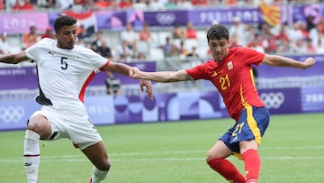 BURDEOS, 30/07/2024.- El delantero español Sergio Camello (d) disputa un balón ante el jugador egipcio KHossam Abdelmaguid (i) durante su partido del Grupo C de fútbol masculino de los Juegos Olímpicos de París 2024 en el Estadio de Burdeos (Francia) este martes. EFE/ Kiko Huesca
