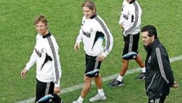 <b>EN CUADRO. </b>Manolo Ruiz supervisó el trabajo en el césped de los ocho jugadores disponibles.